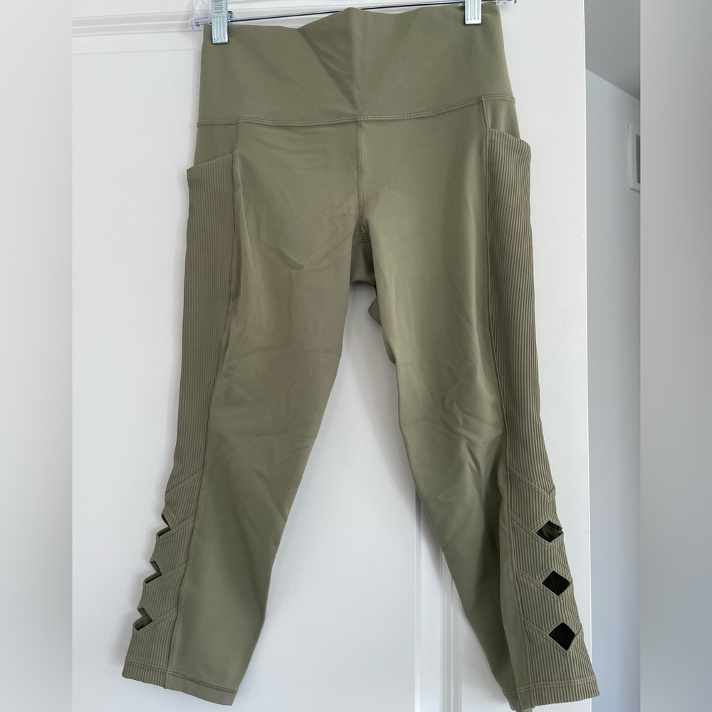 EUC Practically New Athleta Salutation Stash Picket II Cutout 7/8 MP